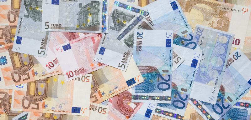 Diversos billetes de euros.